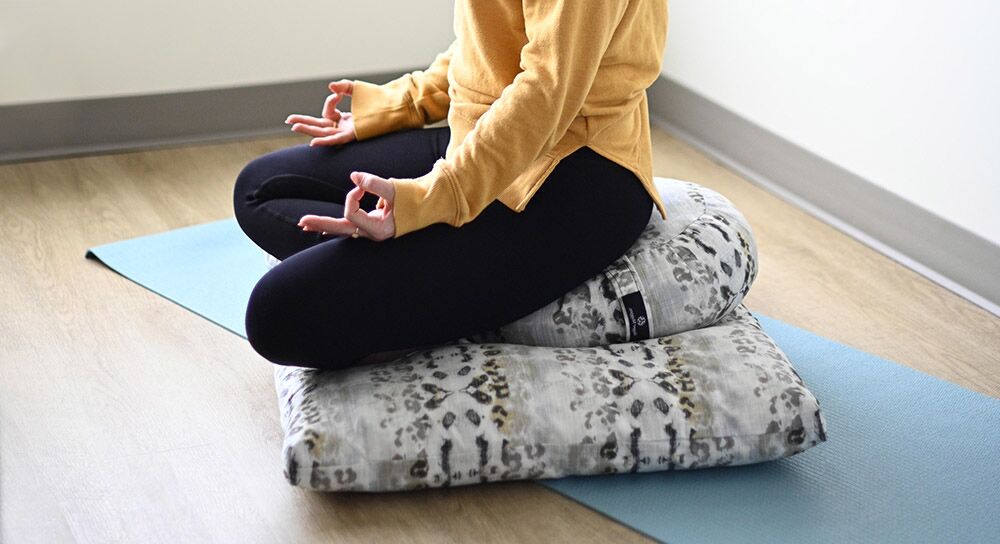 Zafu, coussin, tabouret – Guide de l'assise méditative - Karma Yoga Shop